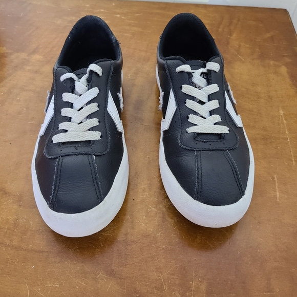 Converse Leather Junior Size 2 Sneakers Athletic - Picture 2 of 8